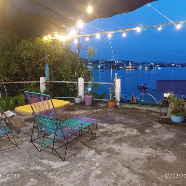 Casa Zoila Hospedaje frente al lago Lakefront lodging, Hotel in Flores