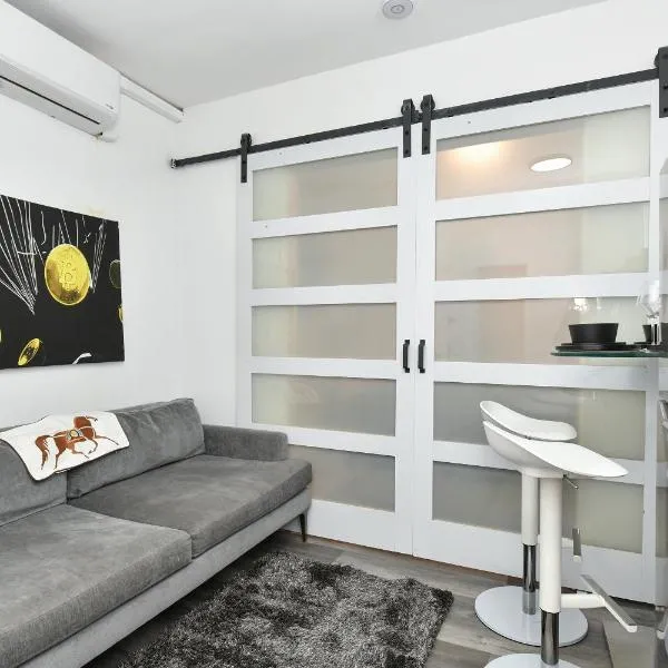 Cozy 1BR in Central Manhattan W Private Terrace, hotel u Njujorku