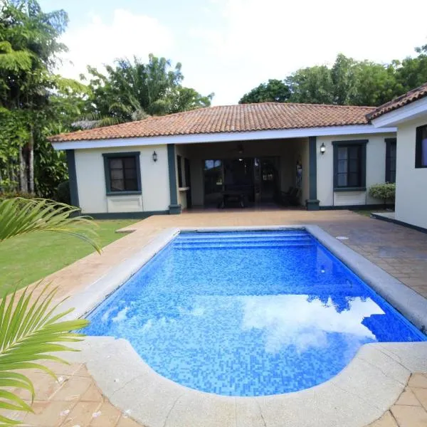 Casa Carolina Gran Pacífica Resort，位于圣地亚哥的酒店