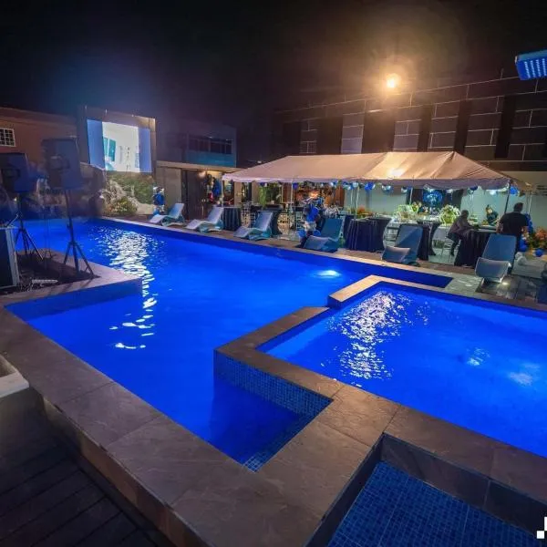 Luxury Sky Group Studio Apartment with Free Gym & 2 Pools，位于帕拉马里博的酒店