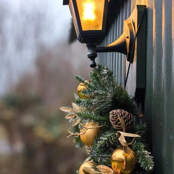 Bell Nook- Shepherd's hut with a spacious wood-fired hot tub, hotel i Tonbridge