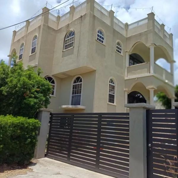 Modern studio apartment near beach, khách sạn ở Saint James