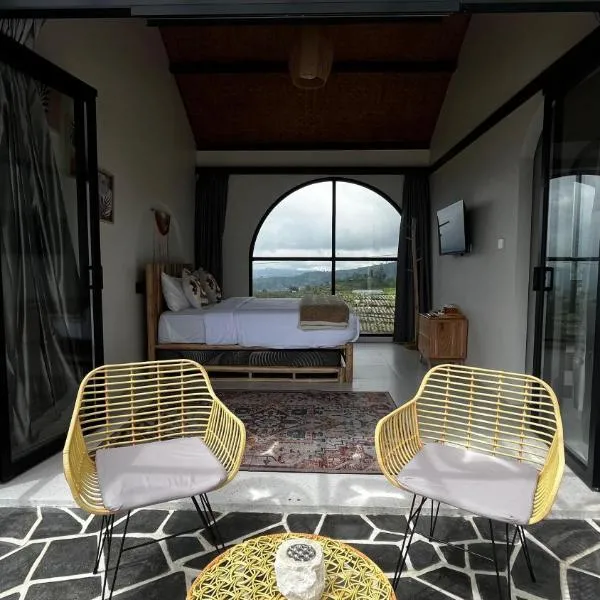 HappyNest Glamping and Villa Dieng, Hotel in Garung