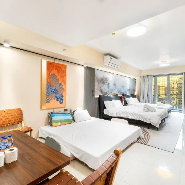 Cozy Family Suite with City View near City of Dreams Casino, Airport, Solaire, Okada, Ayala Malls and MOA, хотел в Манила