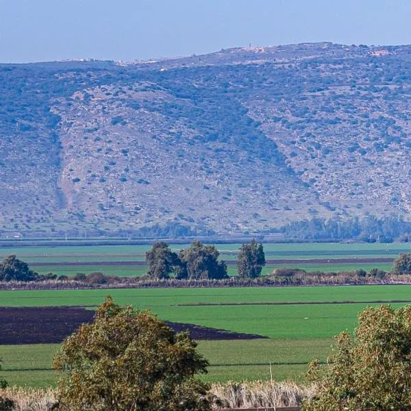 שלווה בנוף העמק, hotel in Gonen