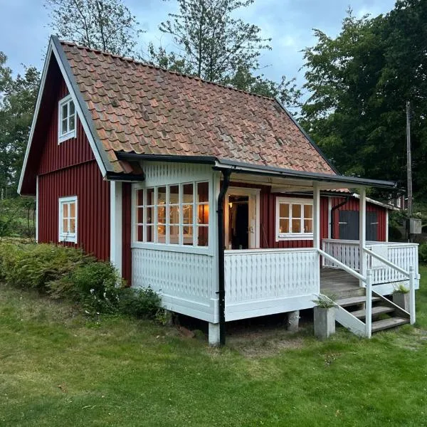 Forrest cottage by the lake，位于Trensum的酒店