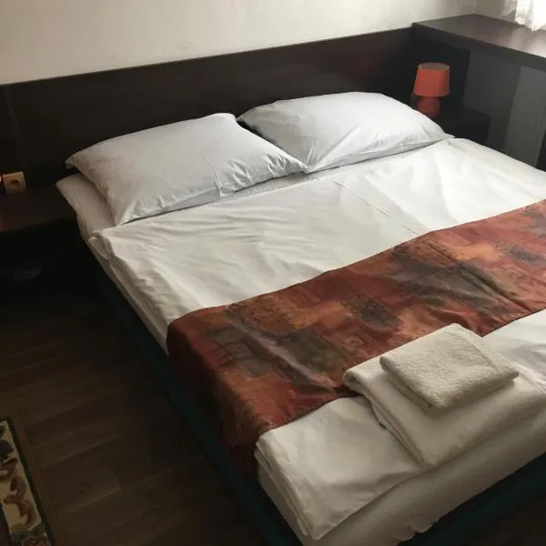 HARRYS City Motel, hotel i Komárno