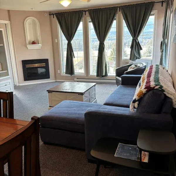 Cozy getaway with a view!, hotel in Fairmont Hot Springs