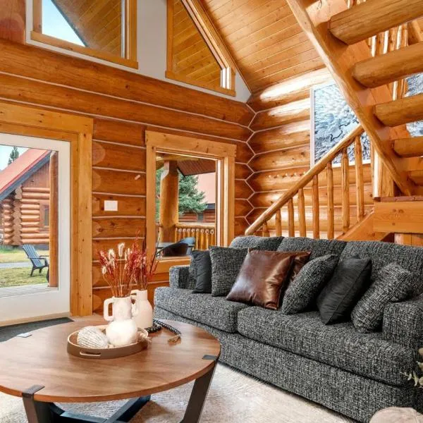 Rustic Cabin Hideaway with BBQ Fire Pit and Mtn Views, hotel v mestu Golden