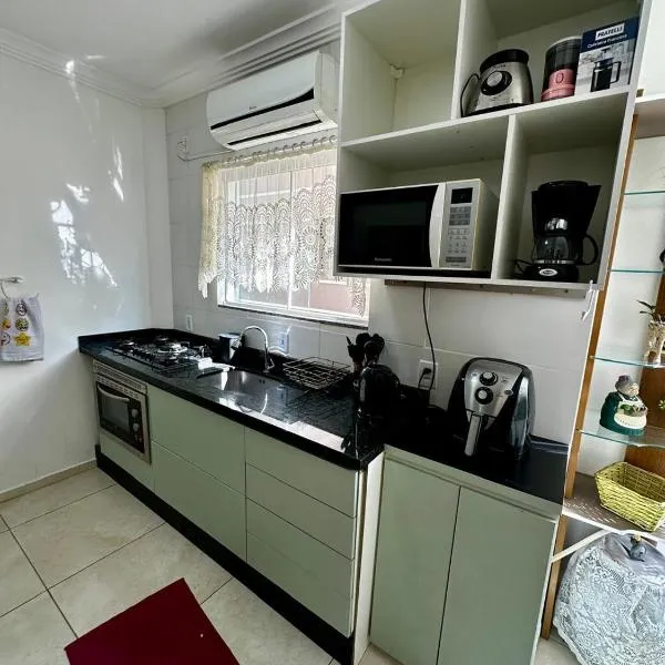 Hospedagem da Lu a 400m da Praia - 3 Dorms-Suíte - Climatizado, hotel din Florianópolis