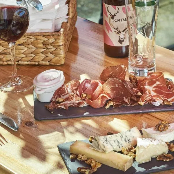 Greet Hotel Versailles - Voisins Le Bretonneux, hotel in Voisins-le-Bretonneux