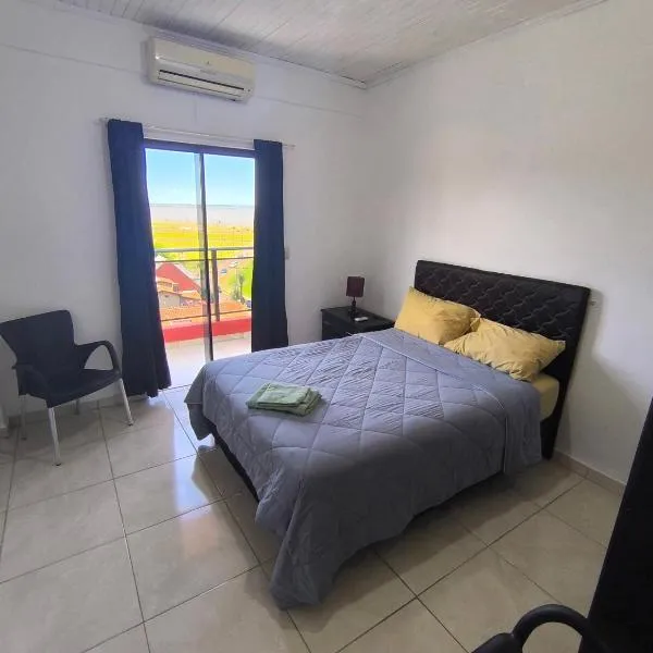 Dpto a pasos de la playa San José, hotel em Encarnación