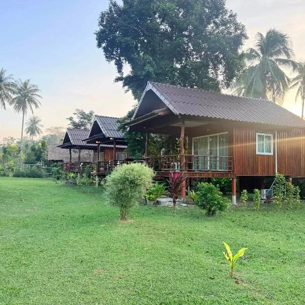 Kohjum Freedom Resort, hotel em Ko Jum