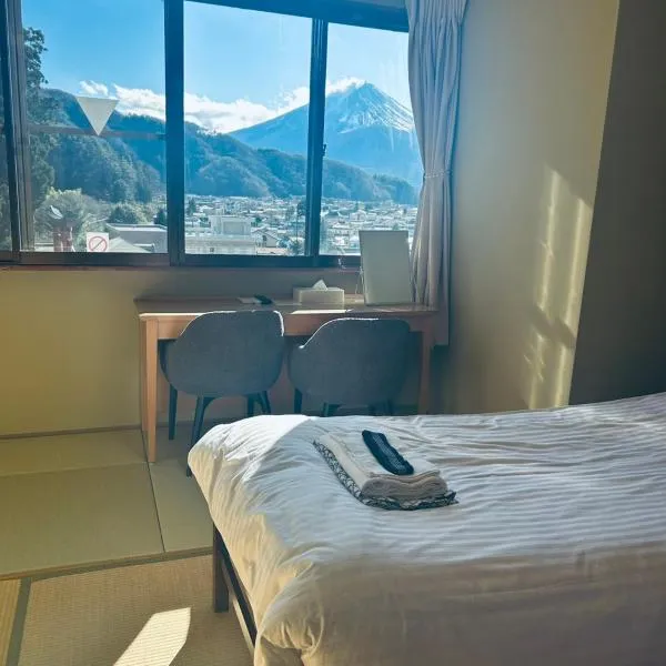 ホテル富士山水館富士山一望河口湖車で3分HotelFujisanSuikanMtFujiView3 MinutesbyCartoLakeKawaguchi, hotel in Fujikawaguchiko