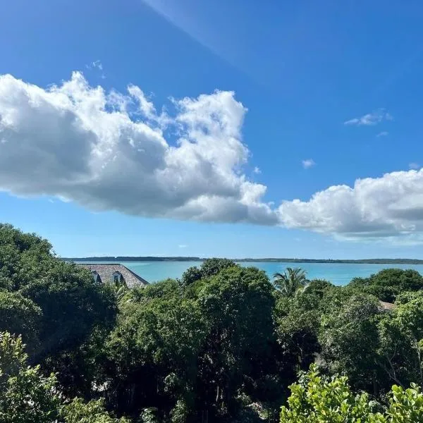 Chat n Chill - Top Floor Condo, Walk to Pink Sands Beach townhouse, готель у місті North Eleuthera