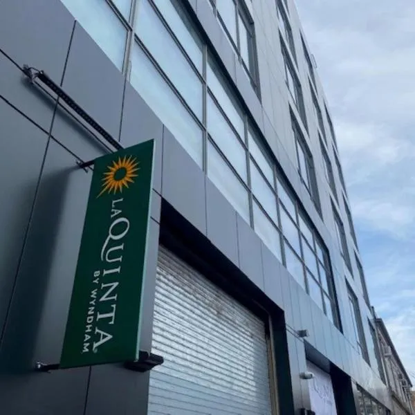 La Quinta Inn & Suites by Wyndham Jamaica NYC/JFK AirTrain, hotel di Jamaica