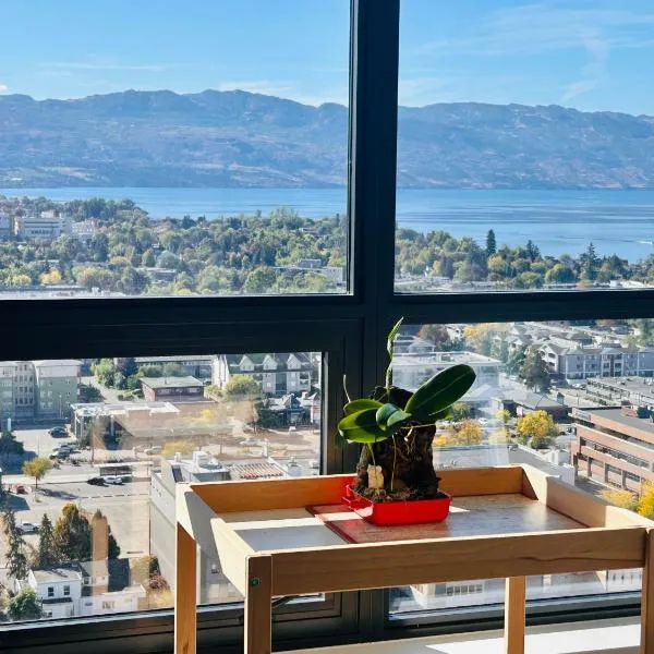 Stunning Lake Views - downtown 2 Bedroom apartment - rooftop lounge, hotel en Kelowna