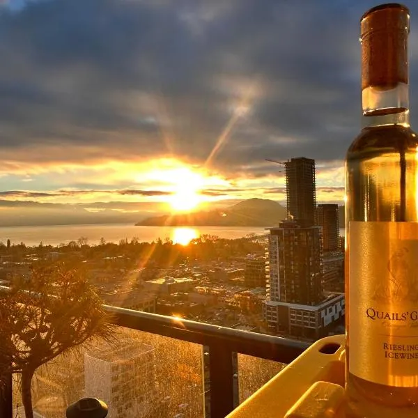 Stunning Lake Views - downtown 2 Bedroom apartment - rooftop lounge, ξενοδοχείο στην Κελόουνα