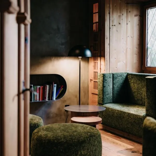 Strasserwirt - Ansitz zu Tirol, hotelli kohteessa Strassen