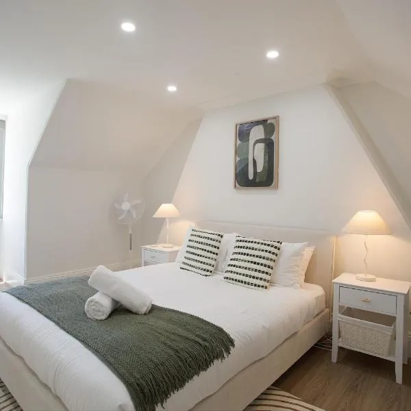 Charming 3BR Glebe Terrace w Yard, BBQ & Pet Friendly - Walk to Fish Market & Shops, hotel em Sydney