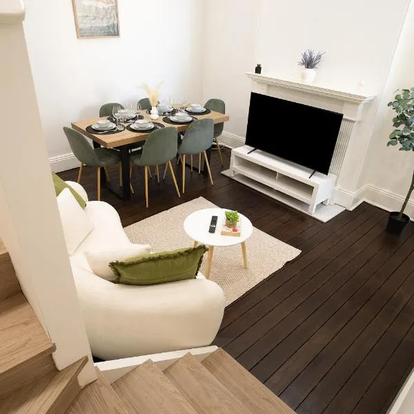 Charming 3BR Glebe Terrace w Yard, BBQ & Pet Friendly - Walk to Fish Market & Shops, hotel Sydneyben