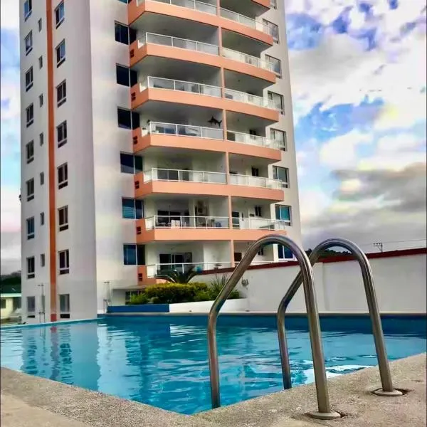 Relax en Tonsupa Moderno Depar con Aire C y a pasos del mar 3 piscinas 2hidro, hotel en Tonsupa