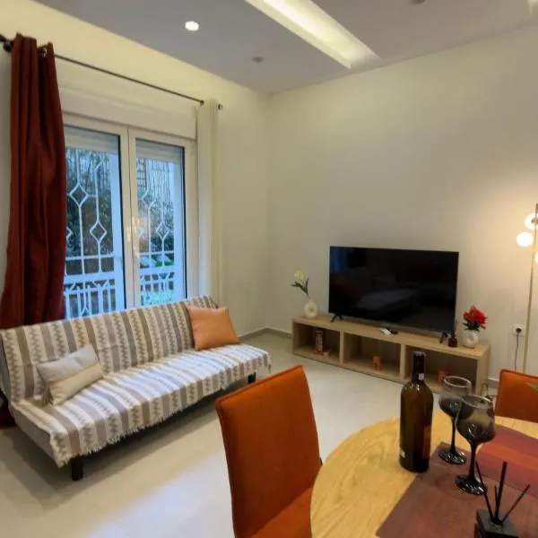 Modern 2BR Garden Apartment in Faliro Sleeps 5, Hotel in Athen