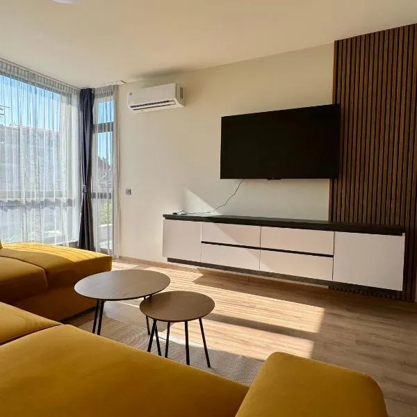 The Golden spot Modern Central Apartment with Garage and Balcony, Quiet Location, hotel din Yambol