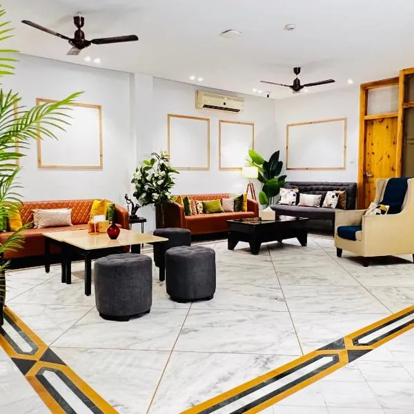 Divine Inn Hotel Near Rajouri Garden Main Market, hotel i New Delhi