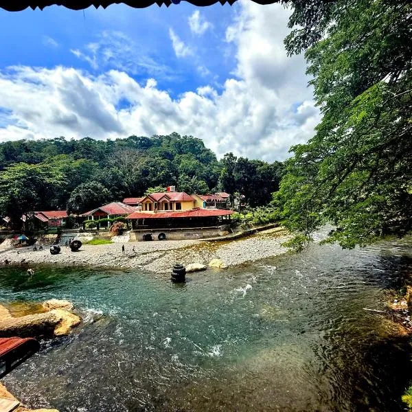 JUNGLE LIFE GUEST HOUSE - Trekking & Transport Only Book With Us, hotel en Bukit Lawang