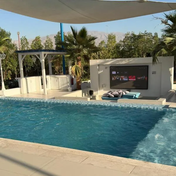 Santorini check in, hotel Rász el-Haimában