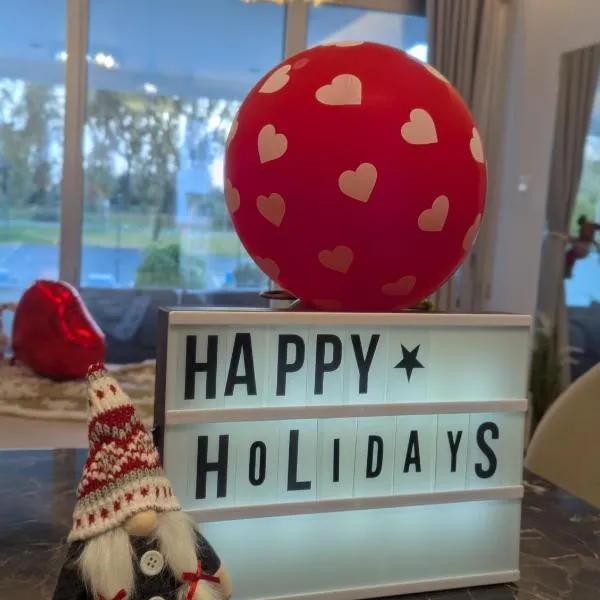 Bohemian Rhapsody, hotel a Pafos