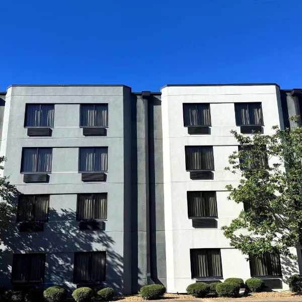 Travelodge by Wyndham，位于弗洛伍德的酒店