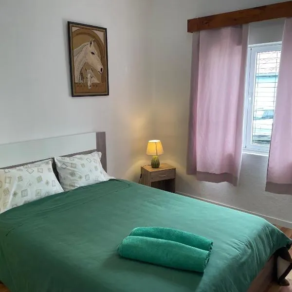 Tiny apartment near the airport, hotel a Ponta Delgada