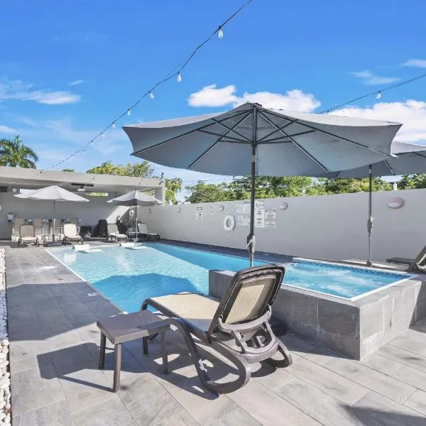 AQUA Ville Moderna 1 - Spacious 4BR Villa-Suite with King Beds, Hotel in Dorado