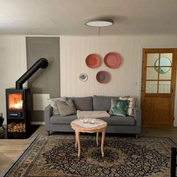 Cozy and spacious apartment in Svolvær, hótel í Svolvær