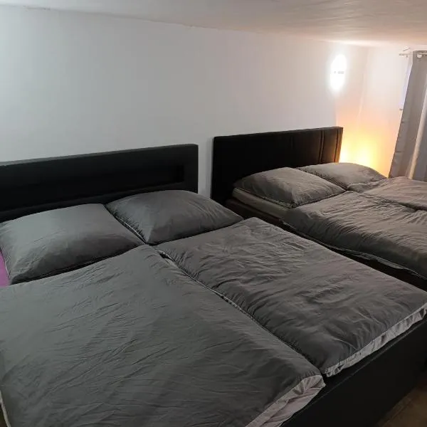 100 qm Apartment,WLAN, TV free Parking,24 h check-in, ,full kitchen,Untergeschoss ,3 Schlafzimmer -Wohnzimmer integriert, khách sạn ở Hannover
