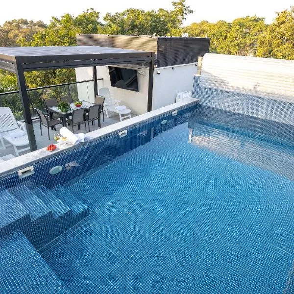 Margalit Luxury Beach Suite - Heated Pool, Jacuzzi, Sauna & BBQ, hotel a Gesher HaZiw