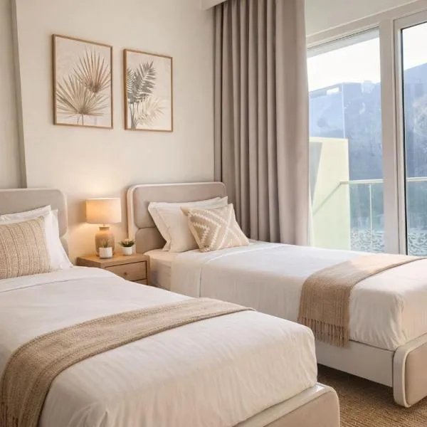 Family Stay in Downtown 2BR Sleeps 6 Burj View, hotel di Dubai