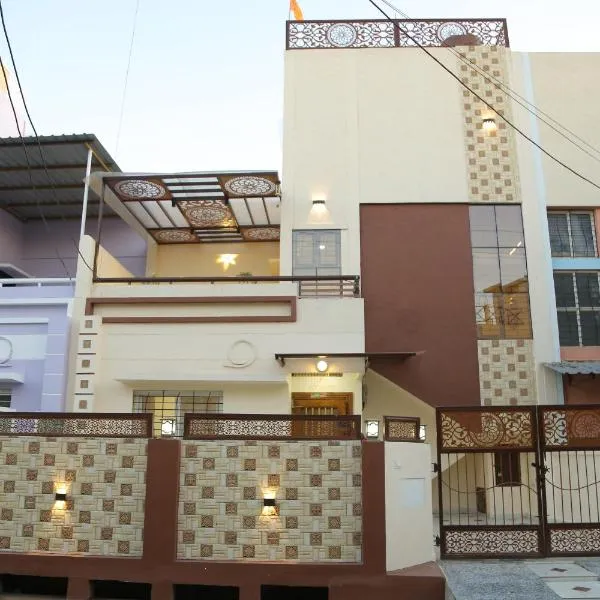 ShivAOM Family Homestay, hotell i Ujjain