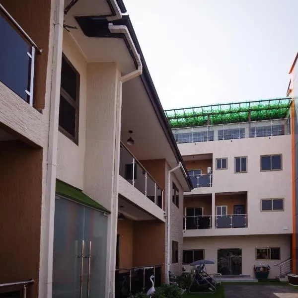 Cherry Signature Condos & Event Centre, готель у місті Adentan