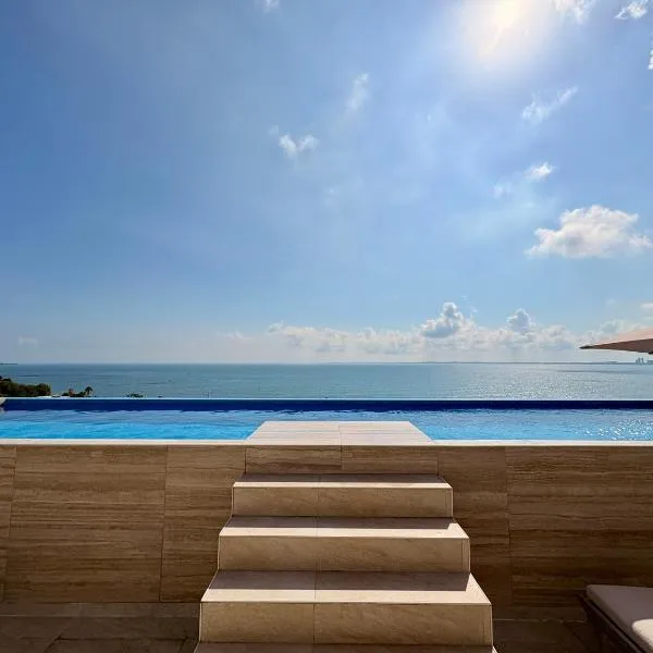 Luxury 2-Bedroom Apartment with amazing view - Infinity Pool and Rooftop in Building, hotel en Veracruz