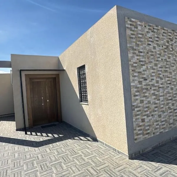 Villa neuve avec une grande terrasse, hotel di Dar Tahar Zaouch