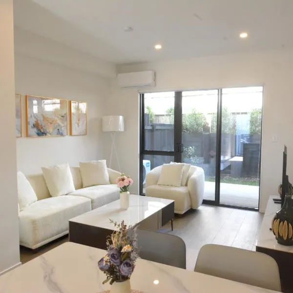 Morden 3BR Family Townhouse & Walk to Train & Free Parking & Gated Community, hotel en Auckland