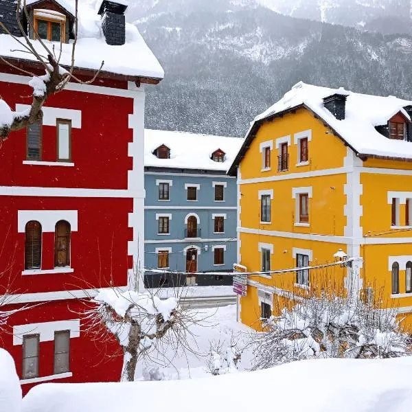 FANTASTICO - 70m - REFORMADO- VISTAS A LA MONTAÑA - Wifi - Acceso Trastero junto a Parking, hotel in Canfranc-Estación