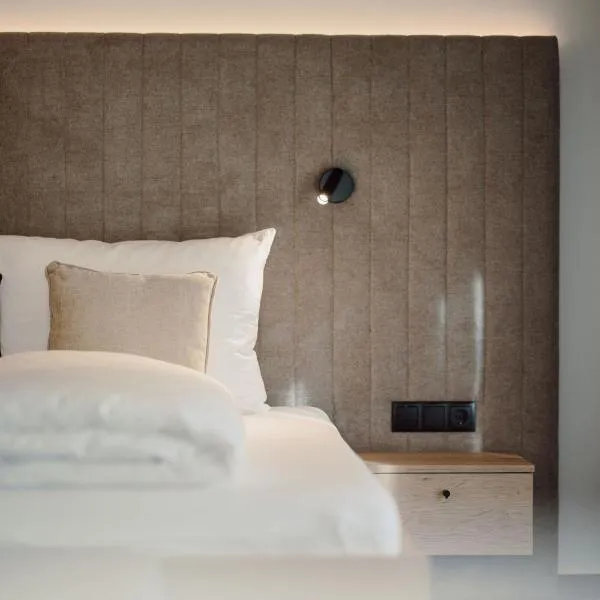 Hotel loj - our kind of place, hotel em Flachau