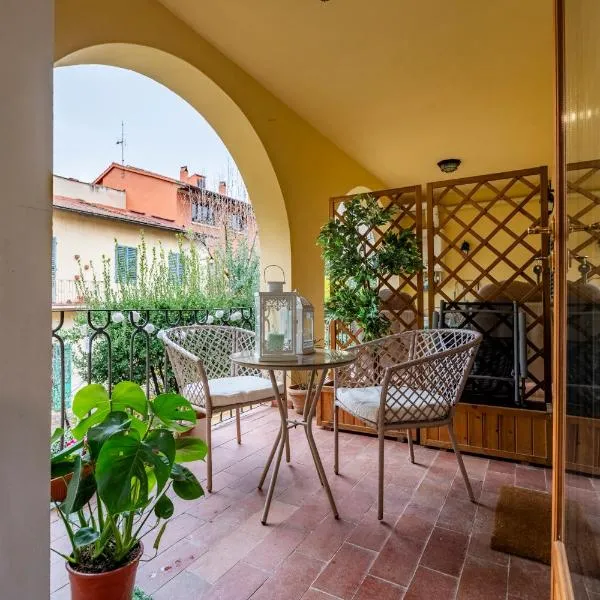 Elena's Apt with Lodge, near the Center, hotel em Florença