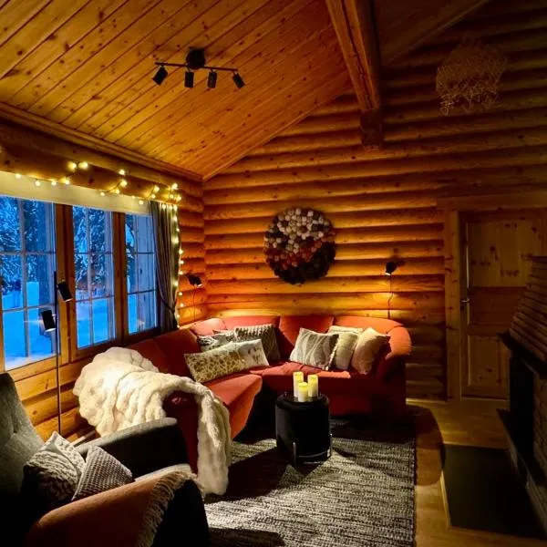 Atmospheric log cabin by the ski tracks, hotel em Ylläsjärvi