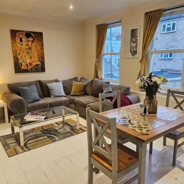 Lovely apartment in Barnes and garage, hotel in London