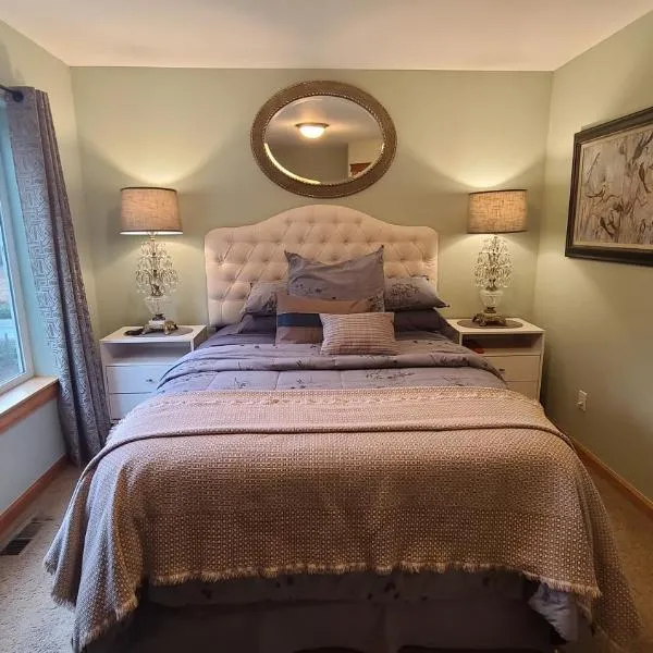 Mt Rainier Way Bedroom with Private Full Bath, hotel en Eatonville